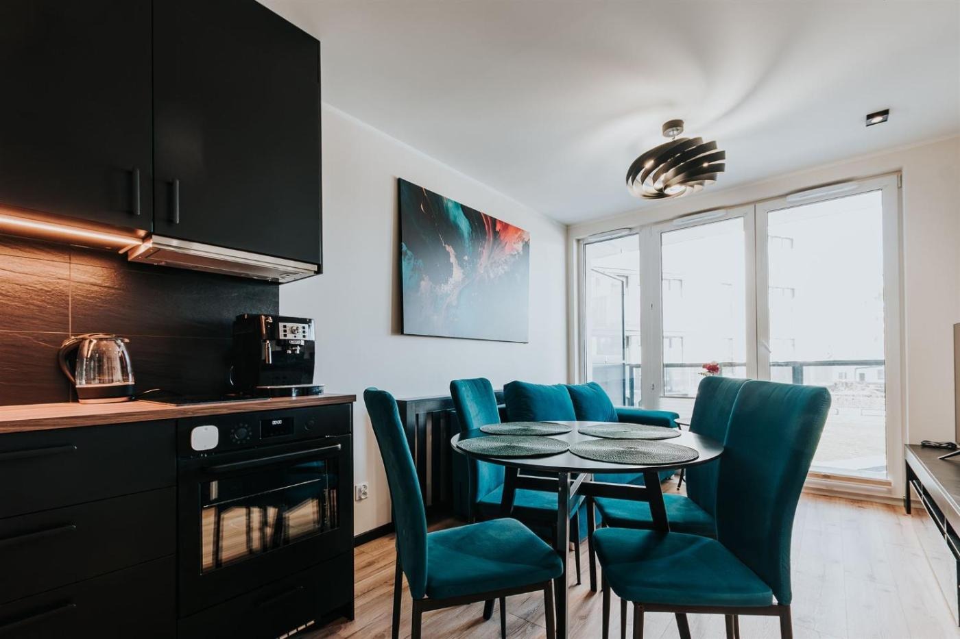 Kuchnia i część jadalniana — Blue Apartment Portovo