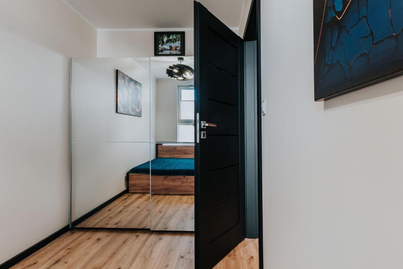 Przedpokój i wejście do sypialni — Blue Apartment Portovo