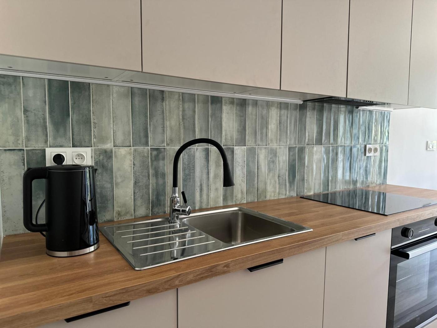 Wyposażenie aneksu kuchennego — Greenwood Apartment Portovo