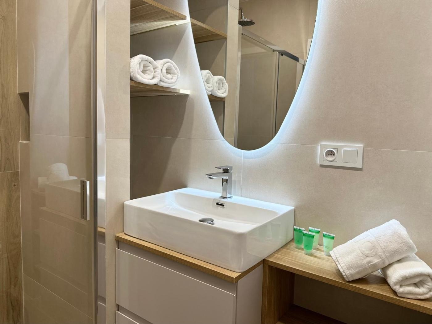 Umywalka i lustro — Greenwood Apartment Portovo