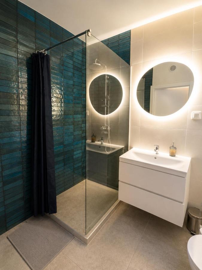 Prysznic i umywalka — Grey Apartment Portovo
