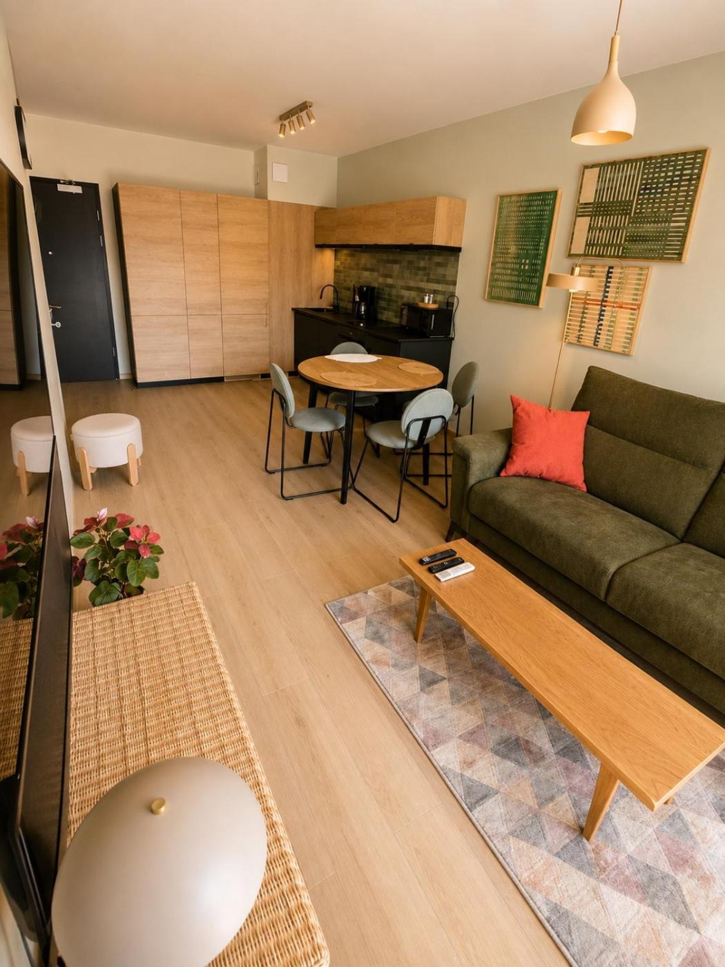 Harmony Apartment Portovo — salon z aneksem kuchennym