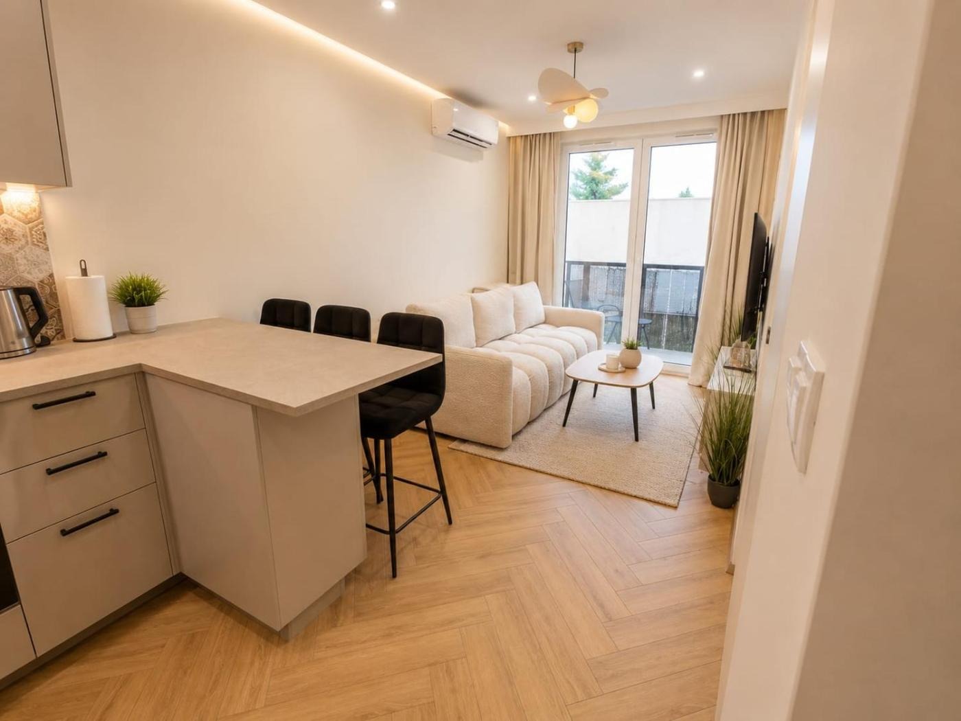 Salon z aneksem kuchennym — Lumier Apartment Portovo