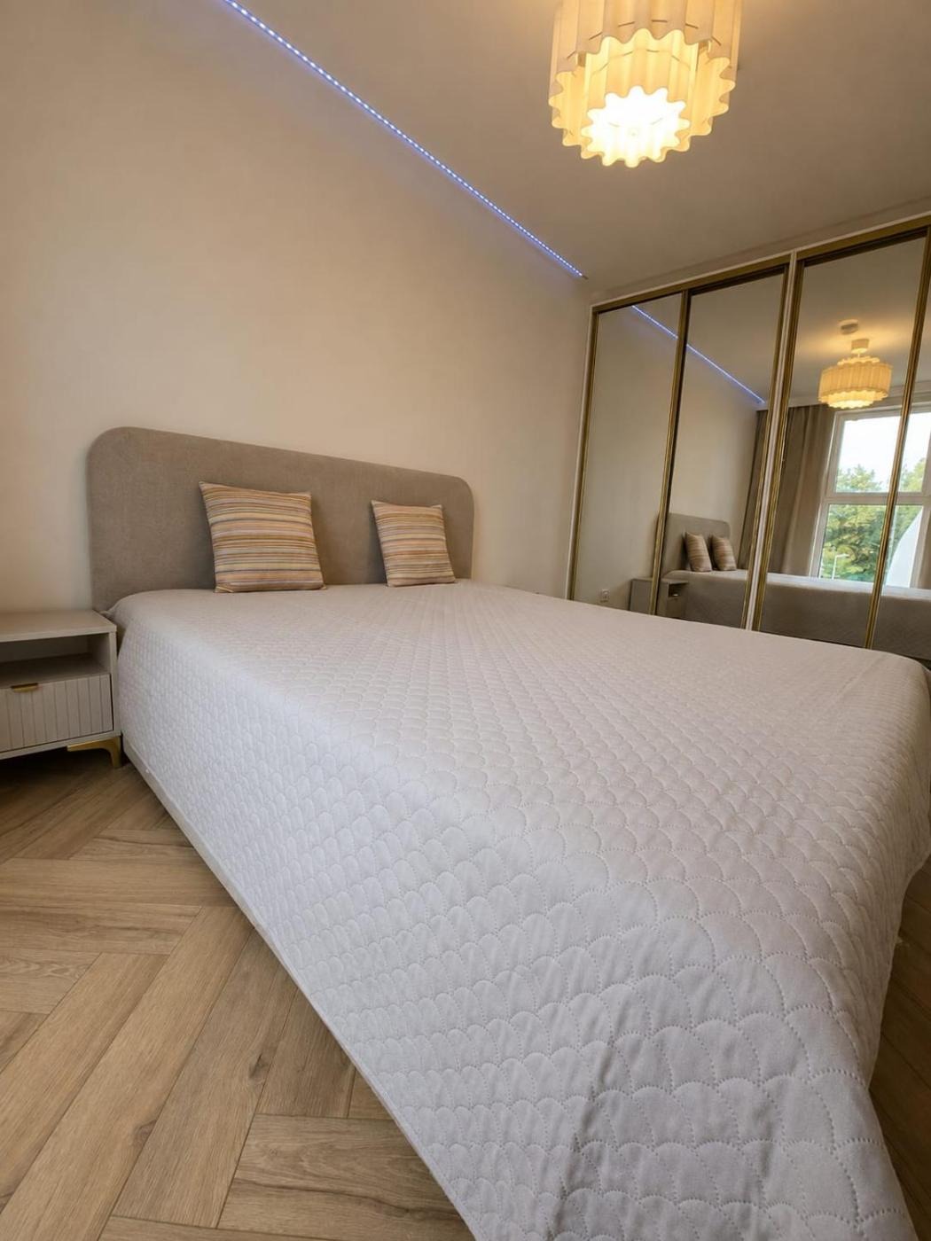 Łóżko i szafa — Lumier Apartment Portovo