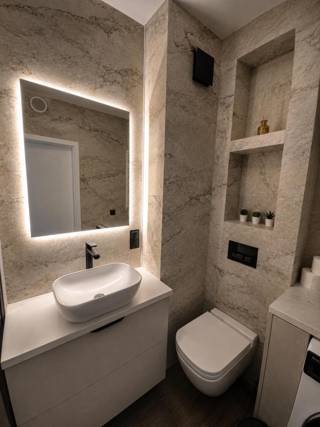 Umywalka i lustro — Marble Luxury Apartment Portovo