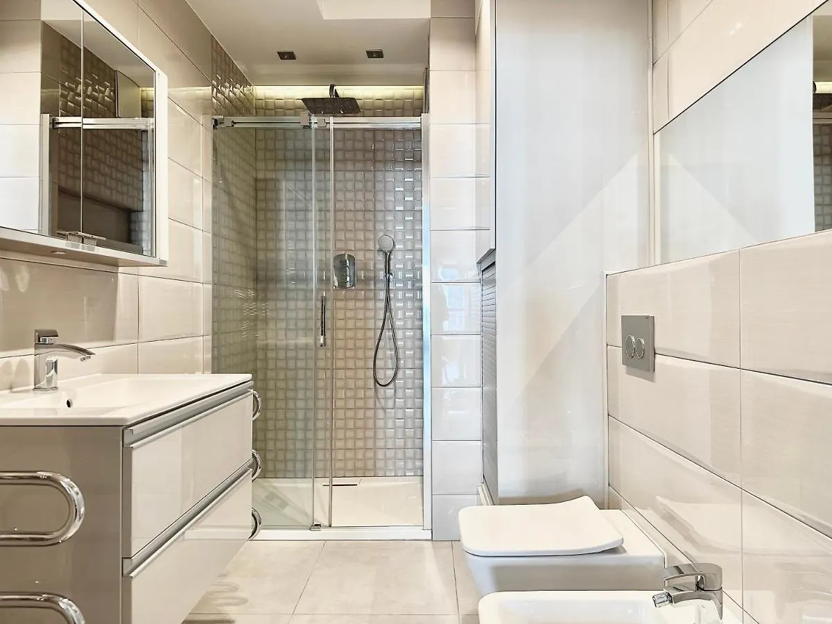 Łazienka z prysznicem — Marina Apartment Blanco