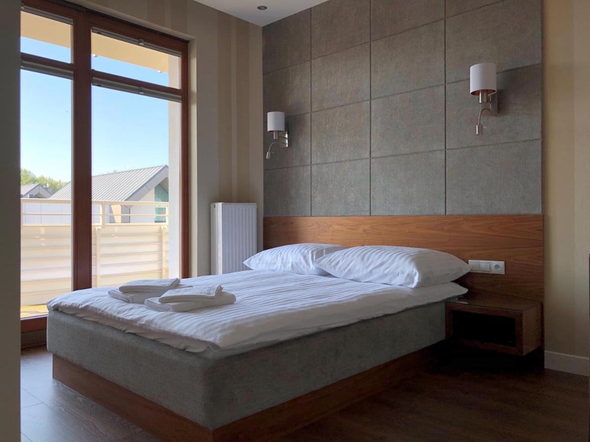 Sypialnia z wyjściem na balkon — Apartament Neptun Park