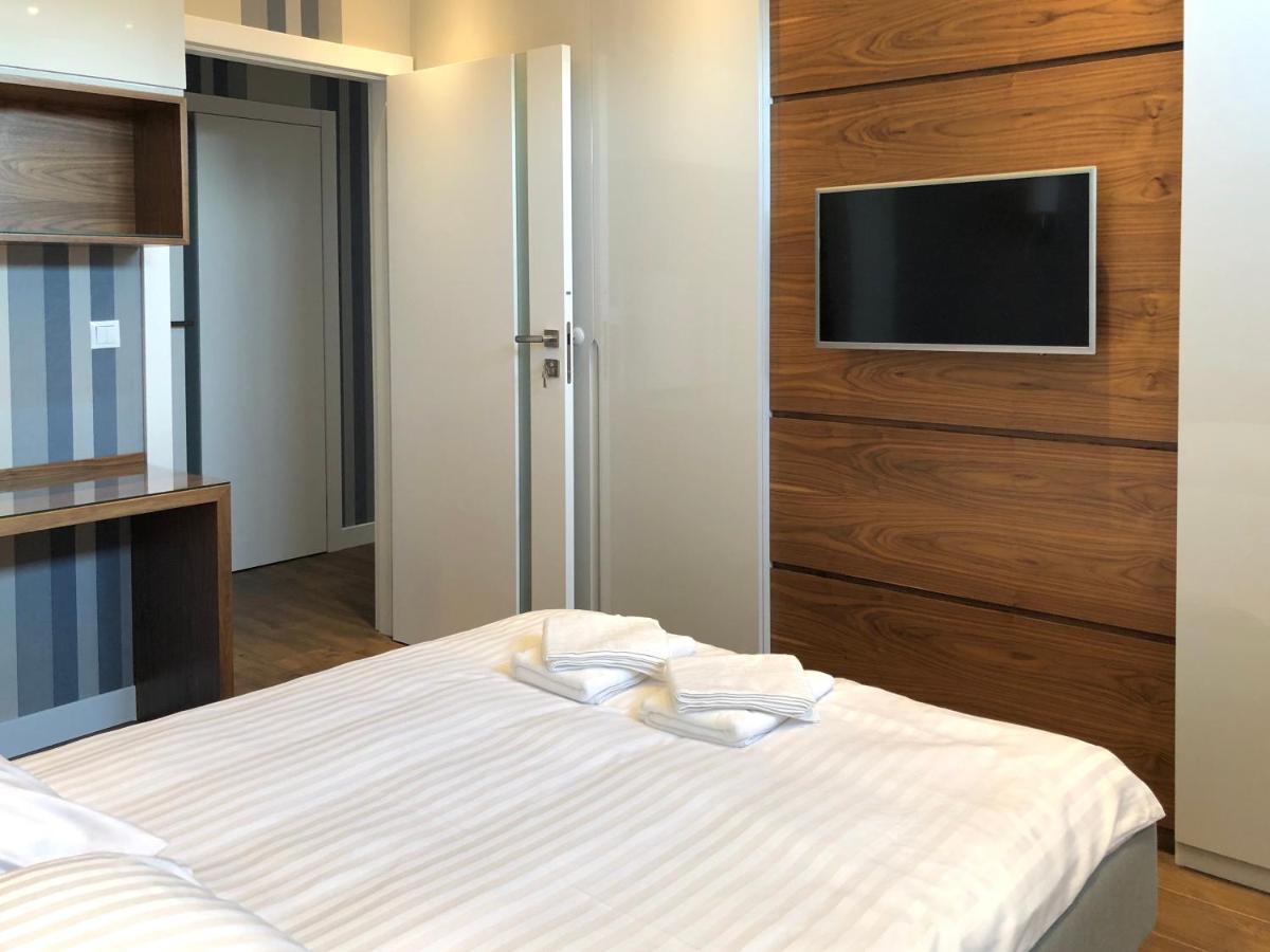 Sypialnia z telewizorem — Apartament Neptun Park