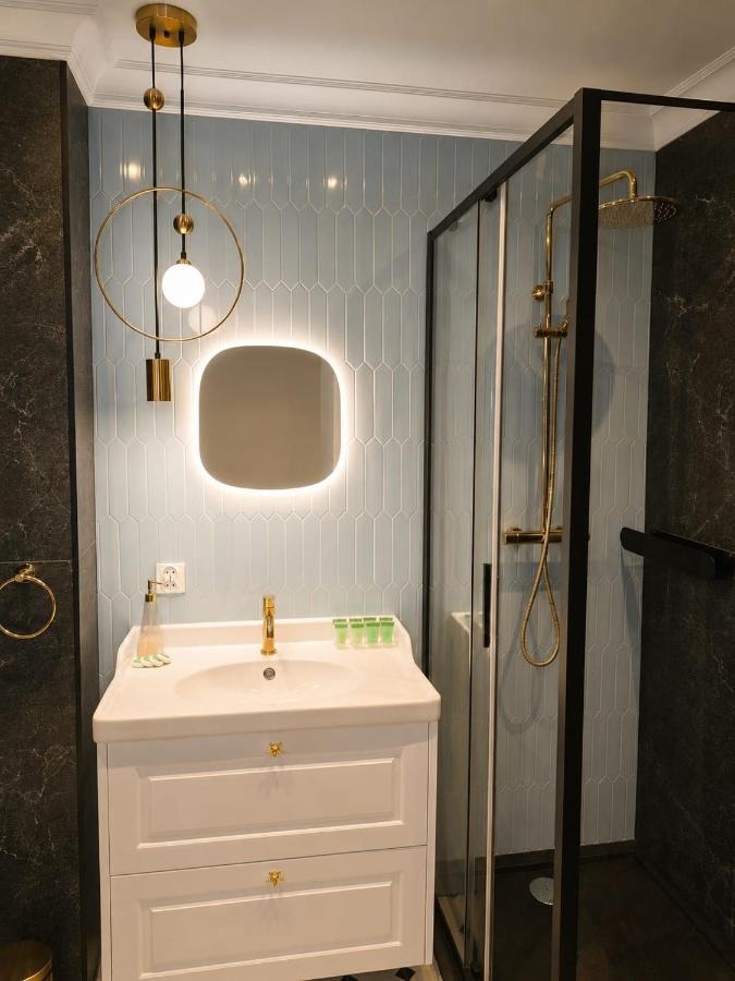 Prysznic i umywalka — Sea Star Apartment Portovo