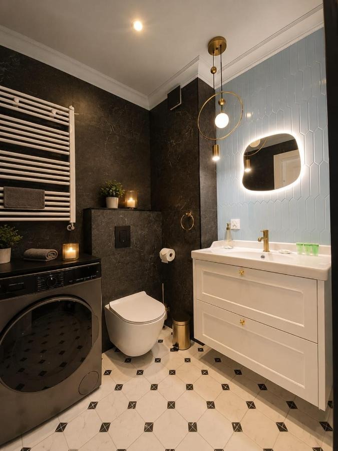 Łazienka z pralką — Sea Star Apartment Portovo