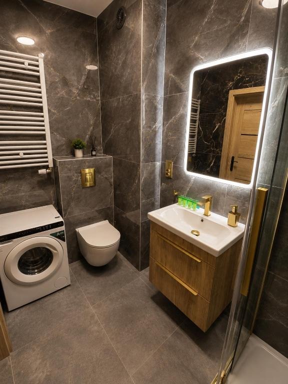 Łazienka z pralką — Sunflower Apartment Portovo