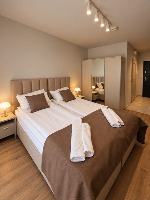 Strefa sypialna z szafą — kawalerka 23 m², Gdańsk Śródmieście