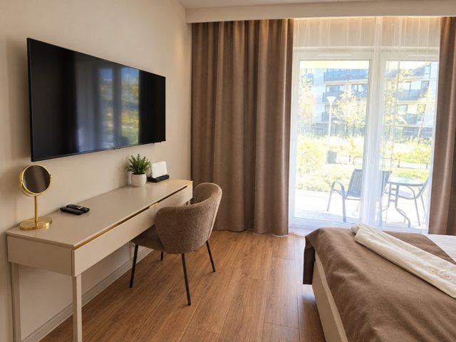 Biurko, telewizor i wyjście na taras — kawalerka 23 m², Gdańsk Śródmieście