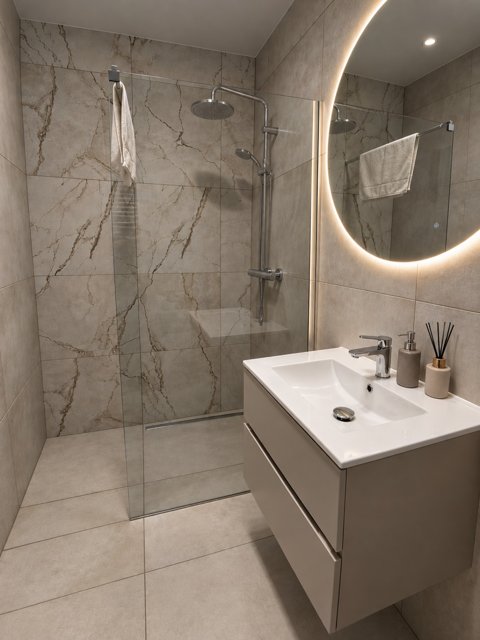 Prysznic walk-in i wykończenie łazienki — kawalerka 23 m², Gdańsk Śródmieście